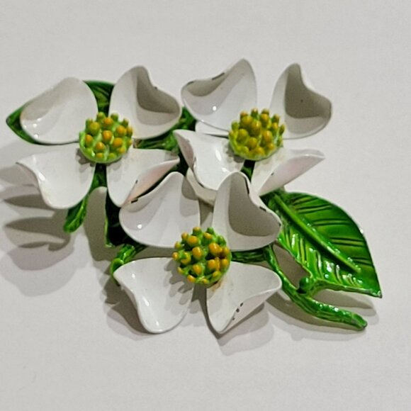 60s White & Green Enamel Dogwood Brooch 3 Flower Petal Pin Yellow Centers - Picture 10 of 11